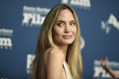 Poruszona Angelina Jolie wspomina zmarłą matkę. 'Bez niej byłabym niczym'