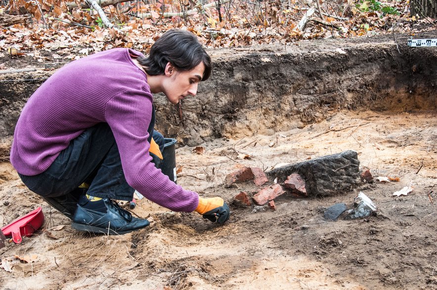 Prace archeologiczne na cmentarzu żydowskim na Bródnie w Warszawie.