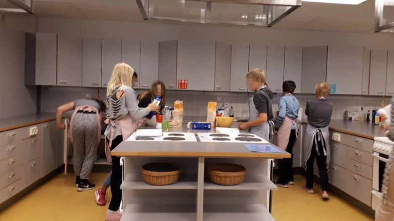 Učenici sami pripremaju i serviraju hranu