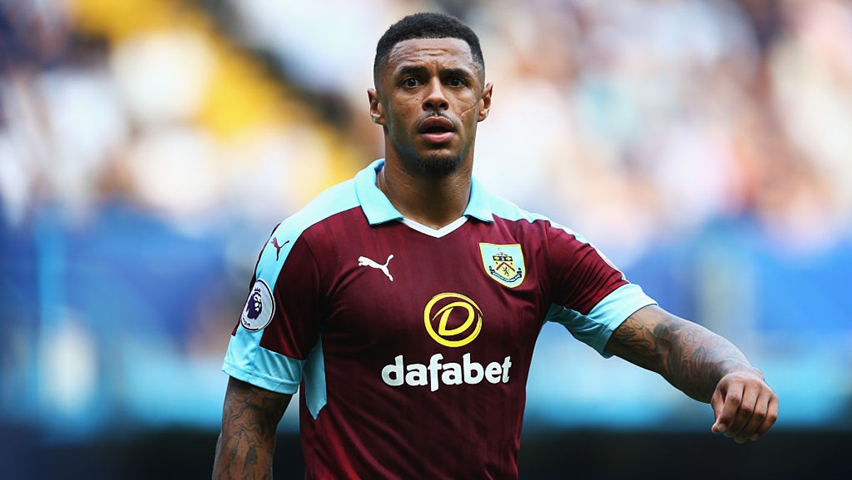 Piłkarz Burnley FC Andre Gray został zawieszony przez Angielski Związek Piłki Nożnej na cztery mecze i musi zapłacić 25 tysięcy funtów kary za homofobiczne tweety. Decyzja jest o tyle kontrowersyjna, że cała sytuacja miała miejsce cztery lata temu.