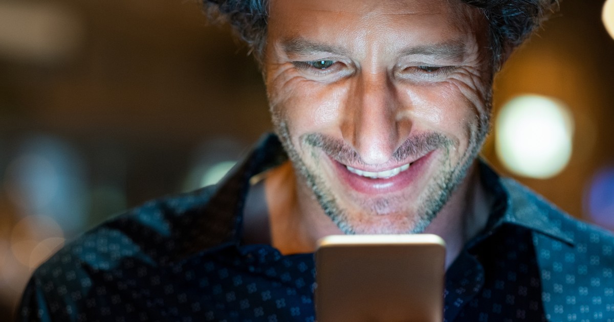 Żonaci mężczyźni na Tinderze. "Niektórzy chcą być przyłapani"