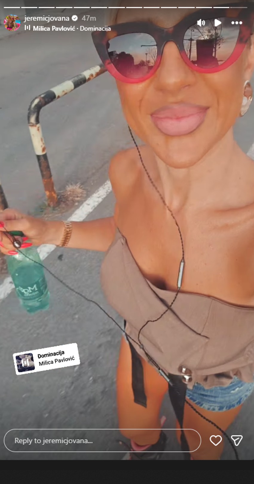 Jovana Jeremić u šortsu vozi rolere