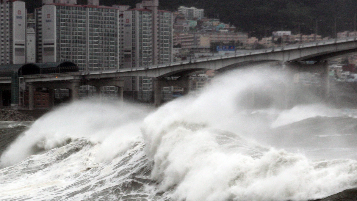 Jeden z najsilniejszych od lat tajfunów, Bolaven, który szalał nad Koreą Południową, spowodował śmierć ośmiu ludzi, w tym pięciu chińskich rybaków. Kilkanaście osób jest zaginionych - podały lokalne władze.
