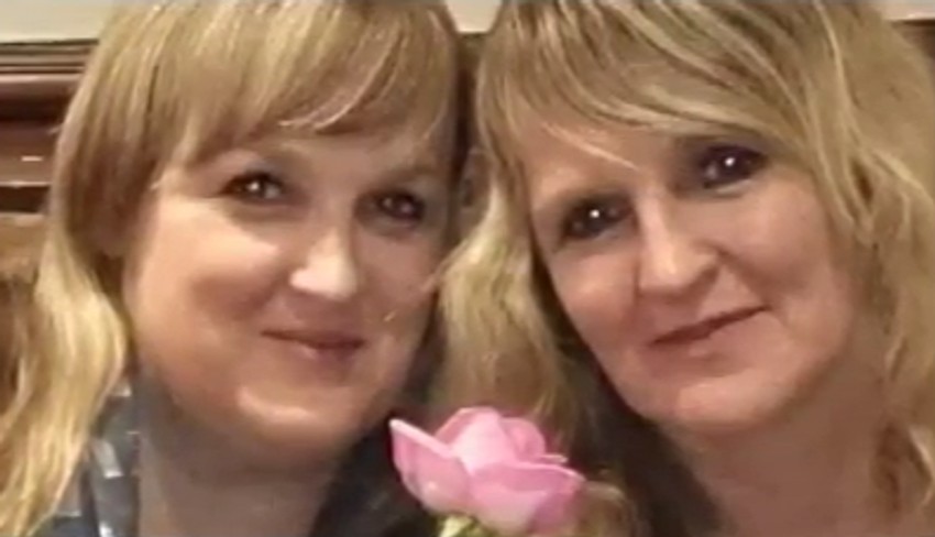 Kara sada zna da joj je Melani (desno) rođena sestra