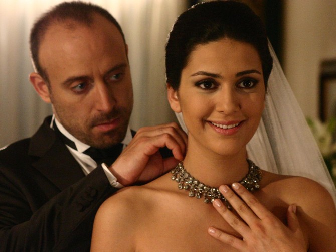 Berguzar Korel i Halit Ergenč u seriji "Hiljadu i jedna noć"
