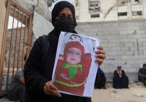 Isra Abu Halib sa slikom petomesečne Zainab koja je umrla od posledica gladi