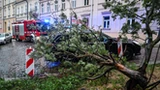 Zniszczone domy, zalane ulice. Strażacy walczą z żywiołem już całą dobę