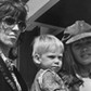 Keith Richards i Anita Pallenberg z synkiem Marlonem, Londyn, 1970 r.