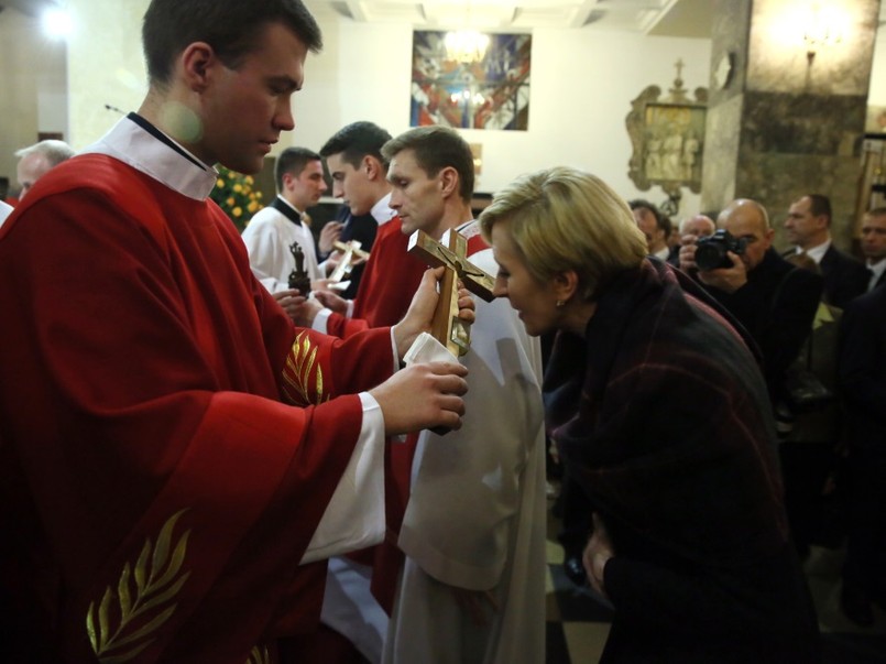 ... Sytuacji nie zdołała uratować chusta, która wnosiła do stylizacji nieco cieplejszych barw jesieni.