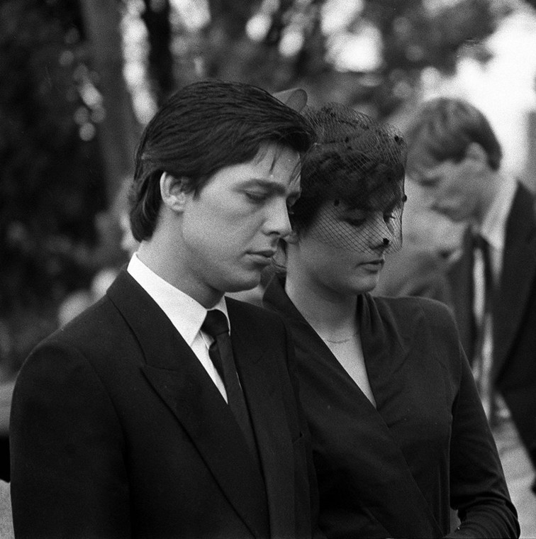 Jeremy i jego dziewczyna Julie Mugford na pogrzebie Bamberów