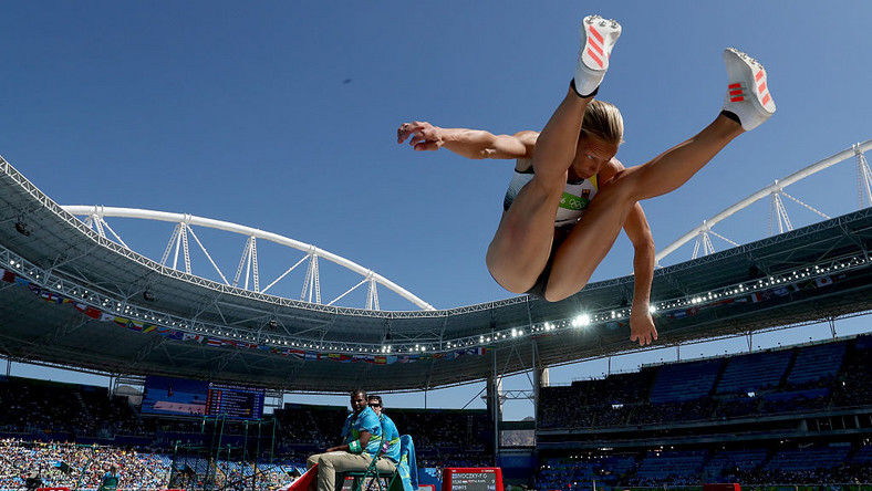 Francuzka Heather Arneton ma zaledwie 14 lat i skoczyła w dal 6,57 m. W historii lekkiej atletyki tylko dwie zawodniczki poniżej 18 roku życia uzyskały lepsze wyniki w hali - Niemka Heike Drechsler - 6,58 oraz Rosjanka Anu Kaljurand - 6,61.