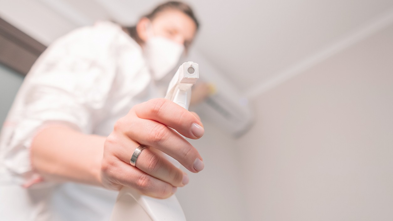 Aj malá vrstva prachu na vetracej mriežke môže stáť za problémami s vlhkosťou a plesňami.