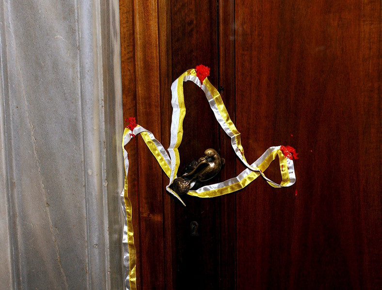 Drzwi do papieskiego apartamentu po śmierci Jana Pawła II
