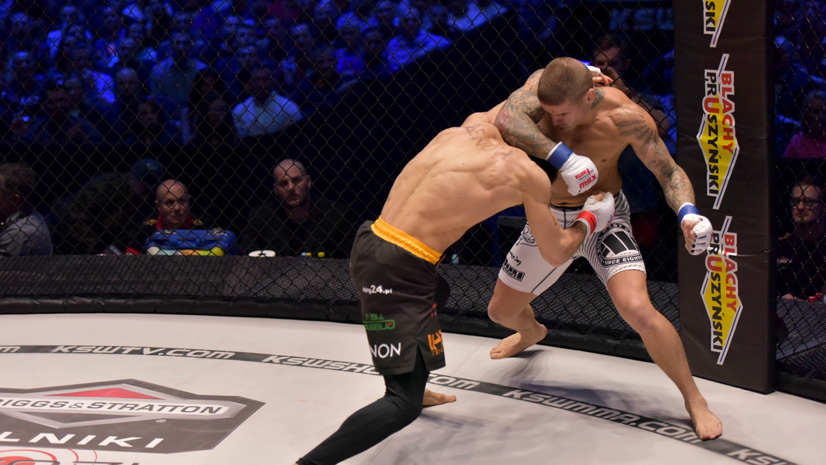 Podczas gali KSW 33 "Chalidow vs Materla" w Krakowie Anzor Azijew zapisał na swoim koncie kolejne zwycięstwo. Czeczen świetnie zaprezentował się w klatce i w trzeciej rundzie pojedynku zmusił swojego rywala - Vaso Bakocevicia do poddania się. Prezentujemy galerię zdjęć z tego pojedynku (fot. KSW Foto).