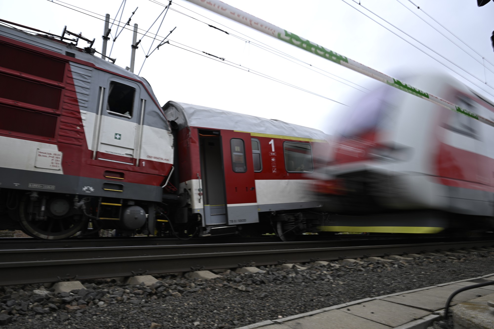 Deň po zrážke dvoch vlakov pri Pezinku.