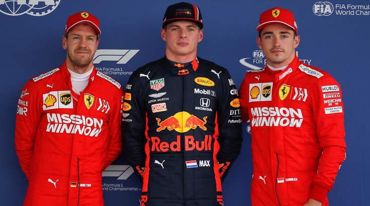 Max Verstappen, a Red Bull holland versenyzője (középen) Sebastian Vettel és Charles Leclerc, a Ferrari német, illetve monacói versenyzője között, miután ő érte el a legjobb köridőt a Forma-1-es autós gyorsasági világbajnokság Mexikói Nagydíjának időmérő edzésén a mexikóvárosi Hermanos Rodríguez versenypályán 2019. október 26-án. Verstappen azonban egy szabálytalanság miatt büntetést kapott, így csak a negyedik rajthelyről indulhat a vasárnapi futamon, Leclerc és Vettel pedig eggyel feljebb kerülve az első és második helyről rajtolhat.MTI/AP pool/Eduardo Verdugo
