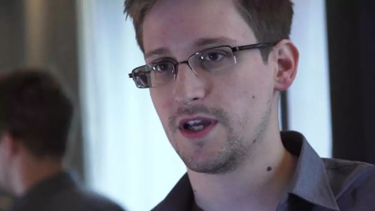 Edward Snowden: iPhone ma wbudowany podsłuch