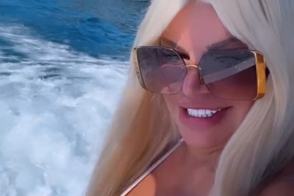 "UKRALA" ZUBE NATAŠI BEKVALAC Dara Bubamara na moru ističe stomak i ogromne grudi: SIJA OSMEH OD 18.000 EVRA, skinula se u mini bikini (VIDEO)