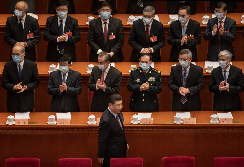 Xi Jinping witany przez członków chińskiego rządu podczas spotkania parlamentu w Pekinie, marzec 2021 r. 