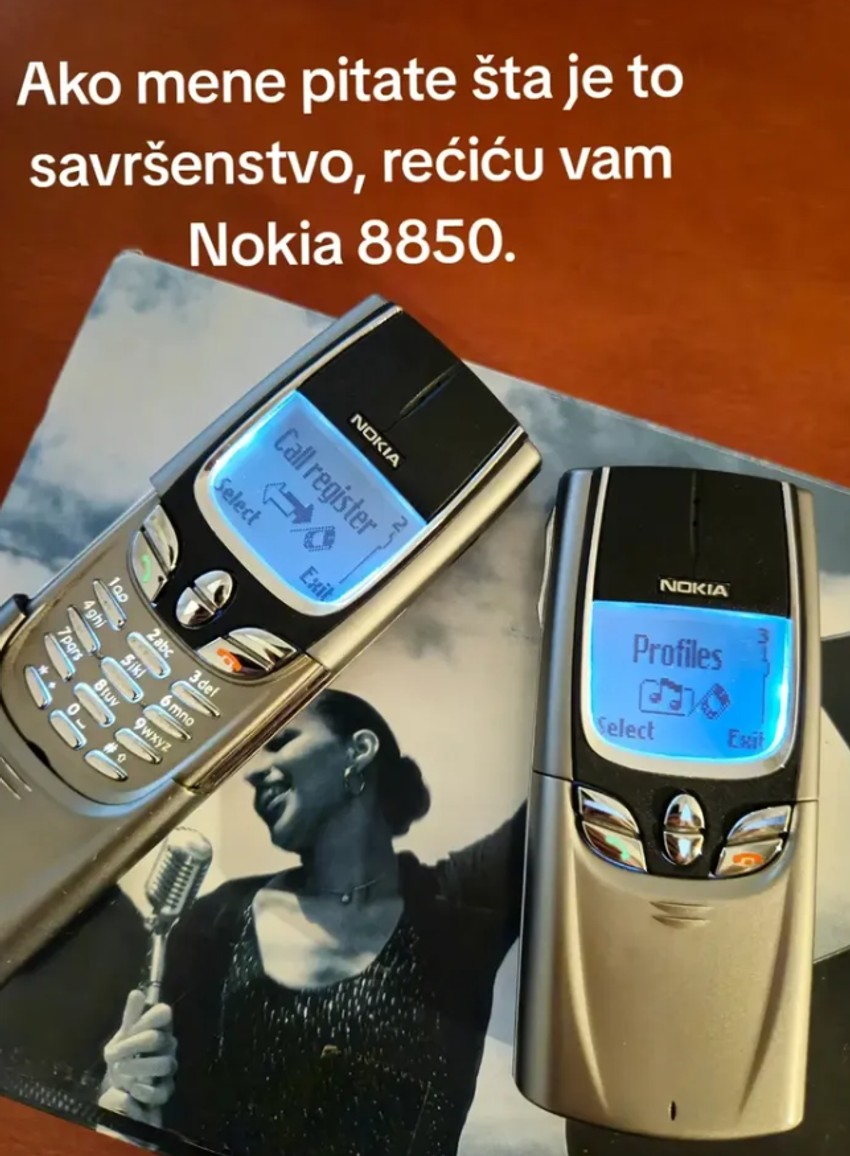 Voja pokazao telefone iz dvehiljaditih