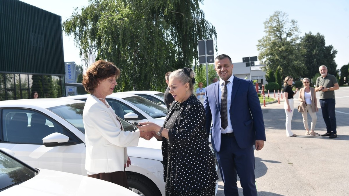 Aleksandra Sofronijević službena uručivanje ključeva vozila inspektorima ministarstva