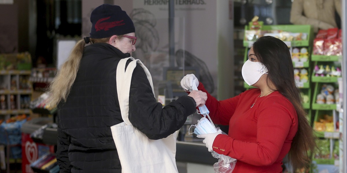 UOKiK informuje, że podczas pandemii uaktywnili się oszuści. Wabią konsumentów wysokimi zyskami bez ryzyka, ofertami produktów lub usług mających stanowić panaceum na koronawirusa czy próbują wykorzystać chęć pomocy innym.