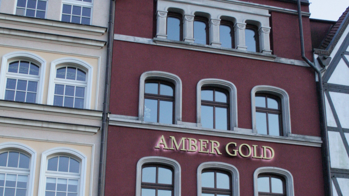 W środę w Sądzie Rejonowym w Gdańsku odbędzie się kolejny przetarg na zbycie nieruchomości, które pozostały po Amber Gold. Na sprzedaż ponownie wystawione zostaną kamienice, lokal użytkowy oraz apartament w centrum Gdańska. To jednak nie wszystko, ponieważ majątek Amber Gold obejmuje także m.in. cenne kruszce, sprzęt IT, a nawet meble oraz odzież.
