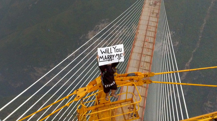 Ennek a hídnak a tetejére mászott fel a férfi, hogy megkérje barátnője kezét /Fotó: Profimedia-RedDot