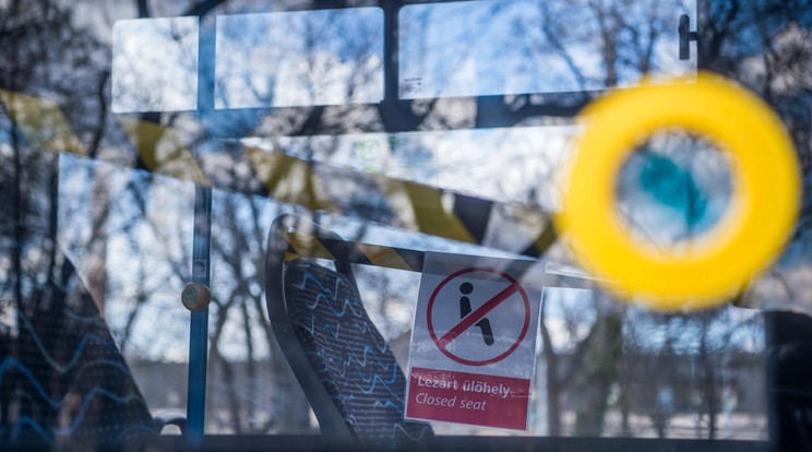 Átmenetileg, elsősorban a sofőrök védelmének érdekében nem lehet használni az első ajtókat  a BKK járatain./ Fotó: MTI/Balogh Zoltán