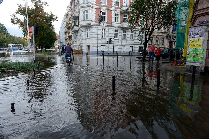 Zalany chodnik przy Curie-Skłodowskiej we Wrocławiu