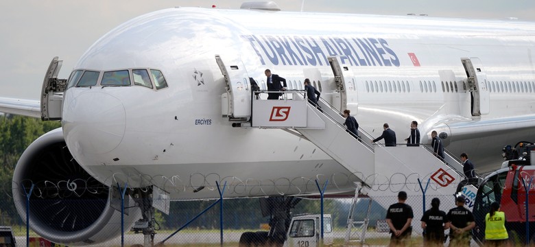Nieplanowane lądowanie tureckiego boeinga w Warszawie. Ostrzeżenie o bombie