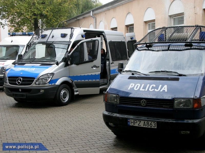 Ostatecznie wygrał Mercedes, który za 600 egzemplarzy modelu Sprinter dostosowanych do pracy w policji, zażądał 106 mln zł