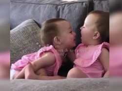 Słodycz totalna: urocze pocałunki małych bliźniaczek. WIDEO