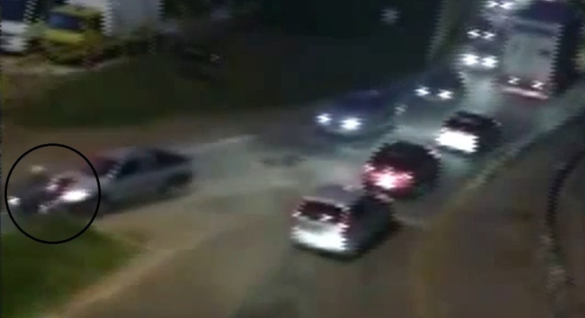 Trenutak kad automobil udara biciklistu