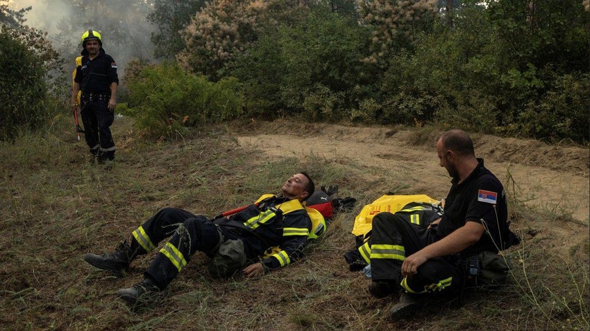 Vatrogawsce je stigao umor posle nekoliko dana borbe sa vatrom | Foto: Reuters/Marko Đurica