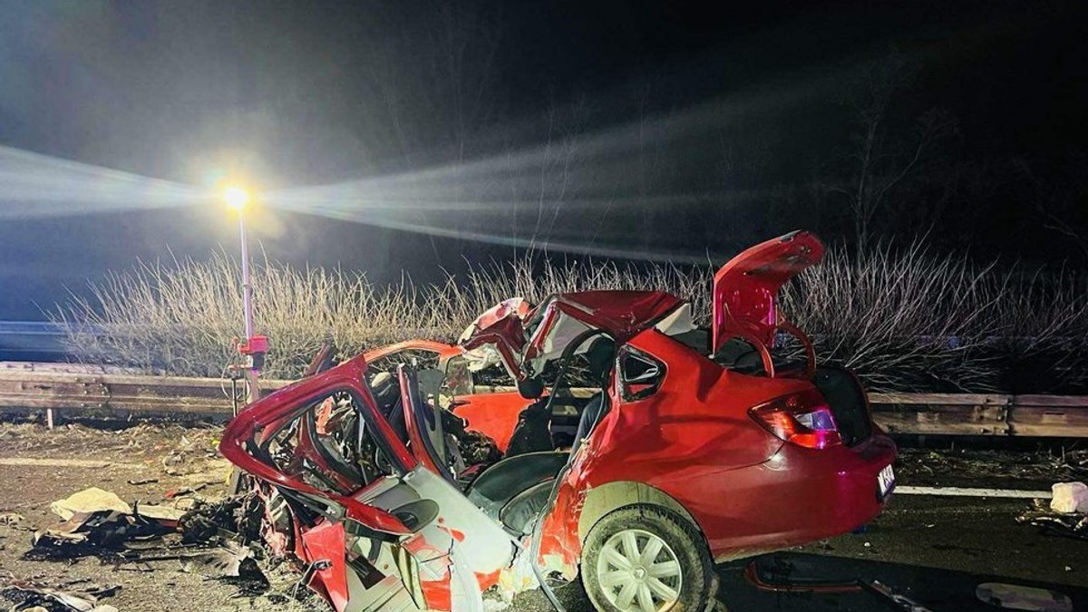 Automobil zgužvan kao konzerva nakon sudara