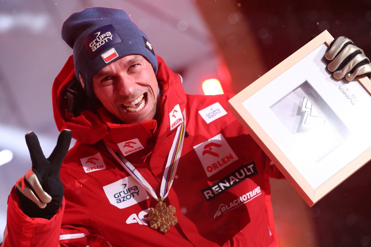 Kranjska Gora, Słowenia, 01.03.2023. Mistrzostwa świata w narciarstwie klasycznym Planica 2023. Ceremonia dekoracji skoczków narciarskich w Kranjskiej Gorze, 1 bm. Piotr Żyła został 25 lutego mistrzem świata w skokach narciarskich na normalnym obiekcie. Polak wyprzedził Niemców Andreasa Wellingera i Karla Geigera. (mk) PAP/Grzegorz Momot