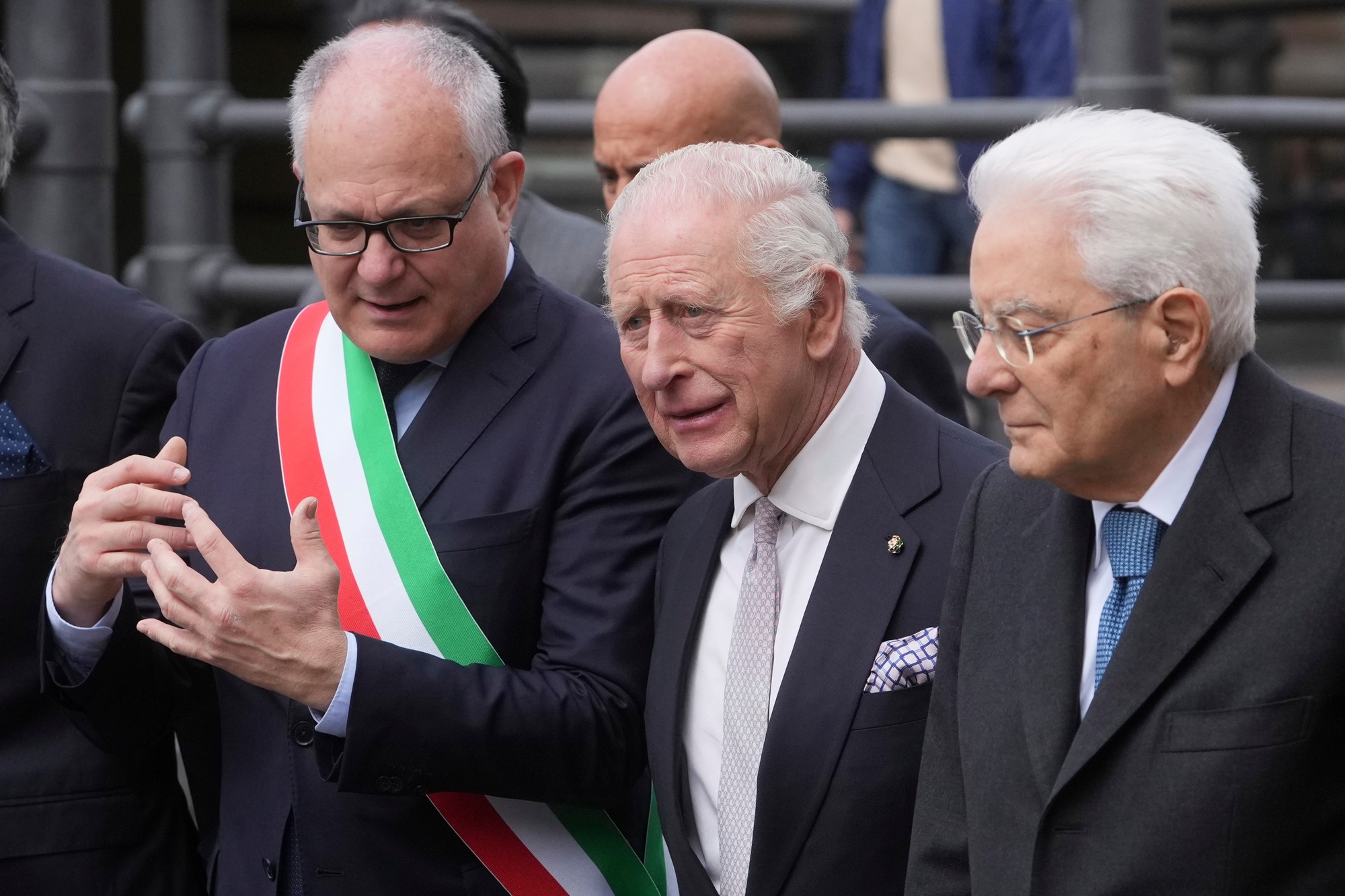 Britský kráľ Karol III. (uprostred), taliansky prezident Sergio Mattarella (vpravo) a starosta Ríma Roberto Gualtieri.