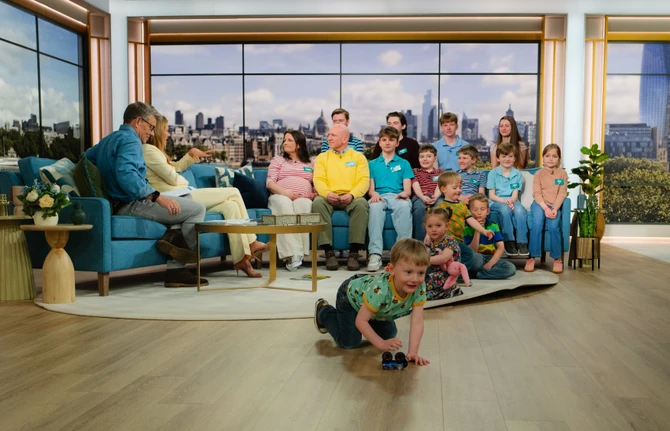 Oliver je glavni hranitelj porodice i presrećan je što ima trinaestoro dece