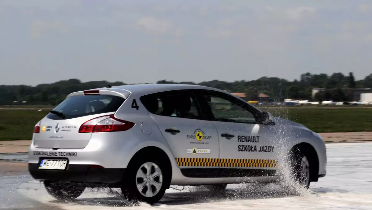 Trenerzy Szkoły Jazdy Renault radzą seniorom jak jeździć bezpieczniej