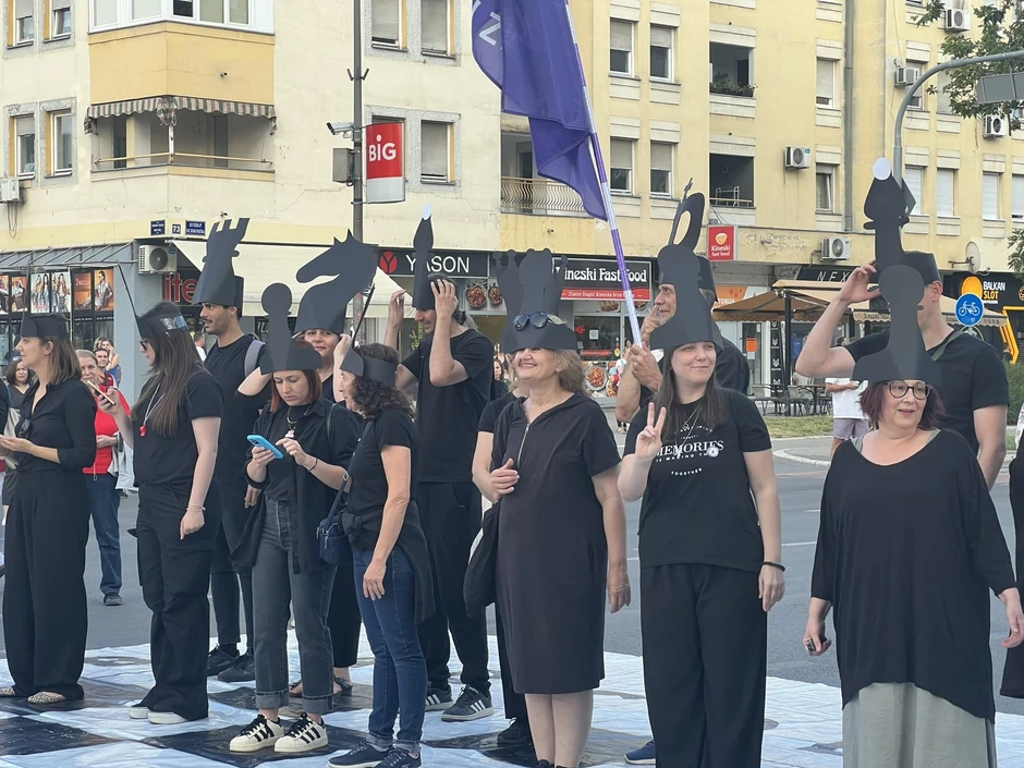 Građani i studenti u Novom Sadu igraju šah