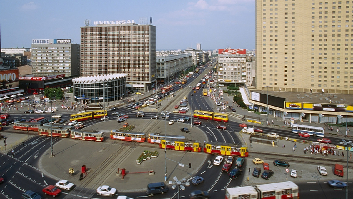 W stołecznych autobusach, tramwajach i metrze coraz częściej słyszymy błędne zapowiedzi przystanków - ubolewa "Życie Warszawy". Jest to mylące zwłaszcza dla przyjezdnych i osób niedowidzących.