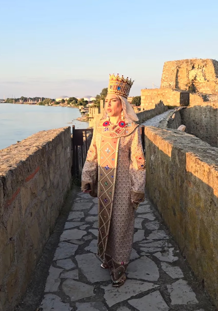 Jovana Jeremić u odori Carice Milice