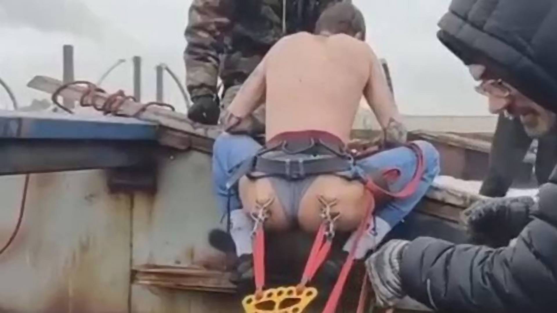 Fenékpiercingekre erősített kötéllel  bungee jumpingozott egy orosz férfi - Videó
