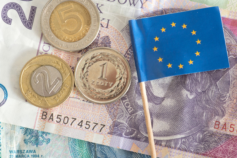 Dużym obciążeniem polskiej pozycji negocjacyjnej jest propozycja uwarunkowania wypłat z unijnej kasy przestrzeganiem zasad praworządności