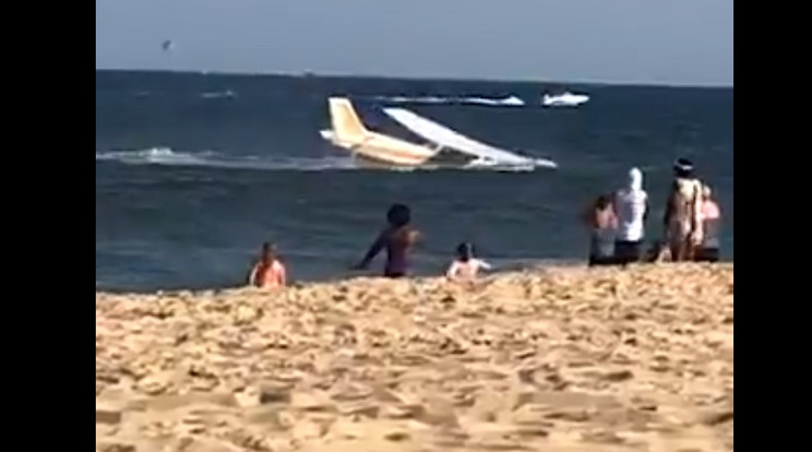 A repülő közvetlenül a strandolók előtt csapódott a vízbe