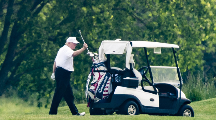 Donald Trump golfozik / Fotó: MTI/EPA/Jim Lo Scalzo