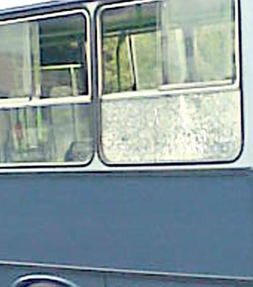 BKV-helyzet: Kirobbant a keretből a 32-es busz ablaka - Blikk