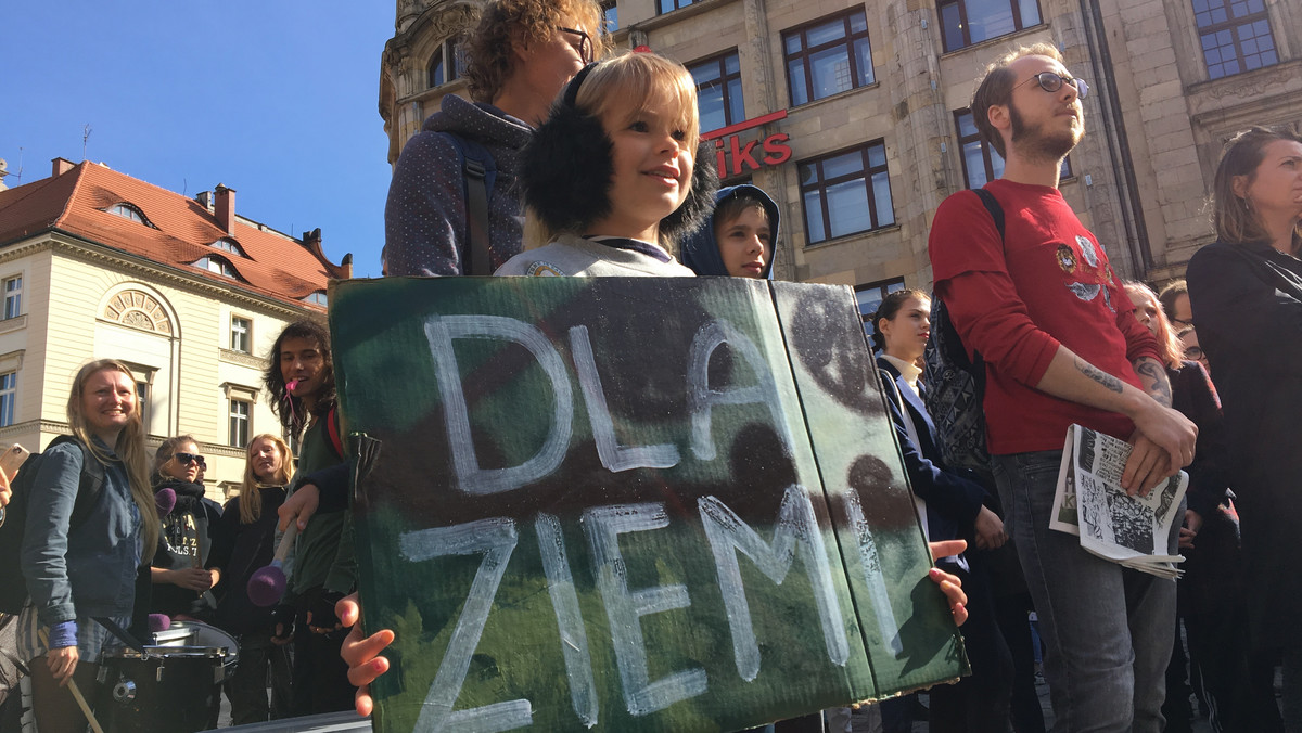 Ponad tysiąc osób wzięło udział we wrocławskim proteście zorganizowanym przez Młodzieżowy Strajk Klimatyczny. Podobne akcje odbyły się dziś w kilkudziesięciu miastach w kraju.