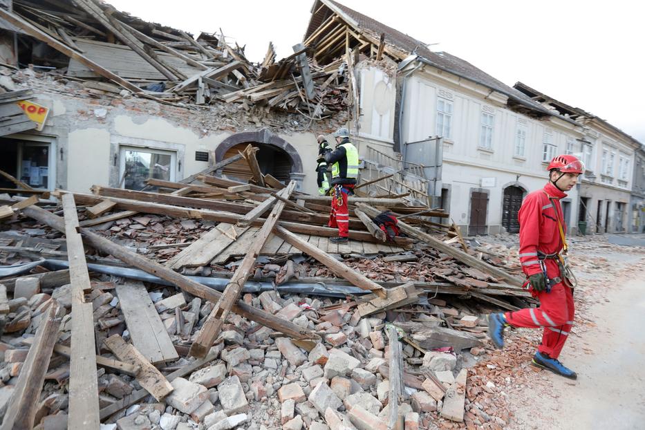Házak dőltek össze Zágráb környékén, ahol heten meg is haltak a keddi földrengés miatt / MTI EPA Antonia Bar